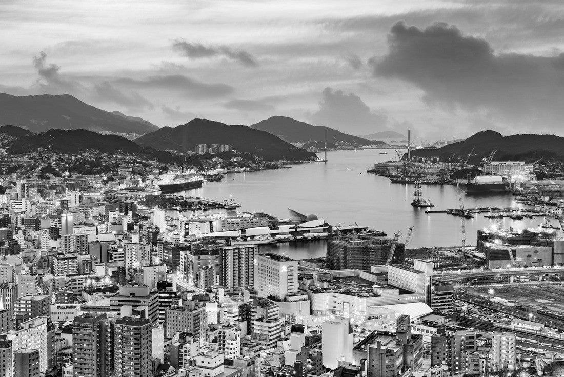 Nagasaki, Japan skyline at dusk 2000pc PuzzleBlack and White