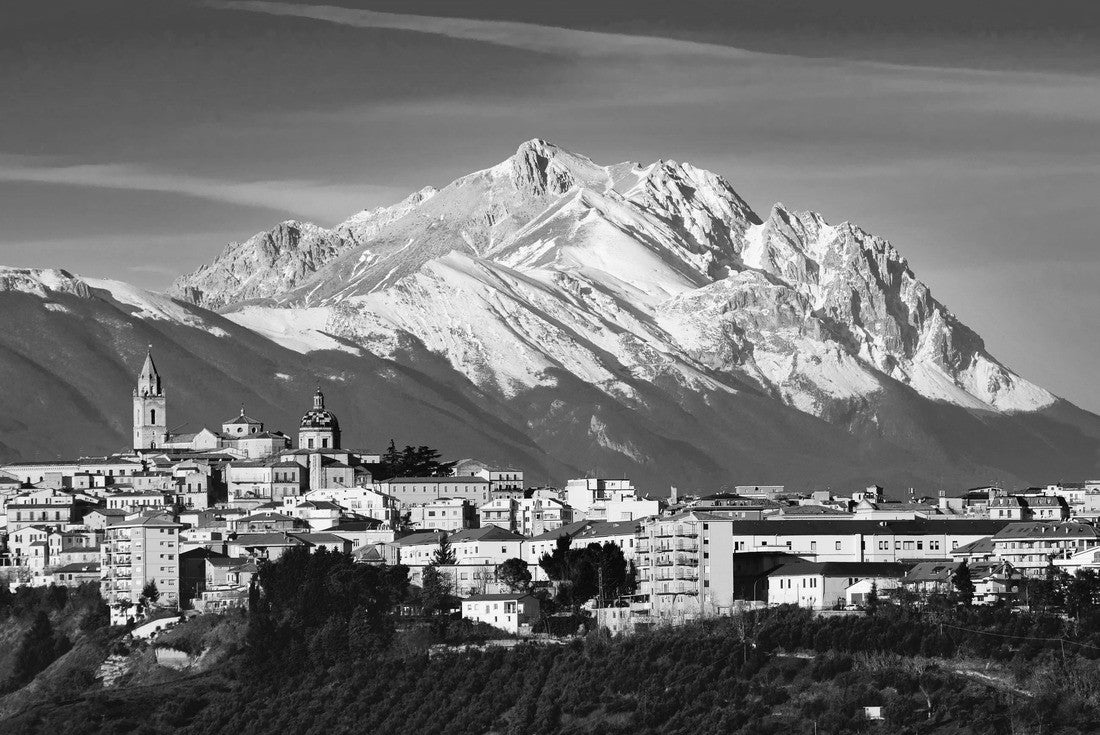The city of Chieti and behind it Mount Gran Sasso 2000pc PuzzleBlack and White