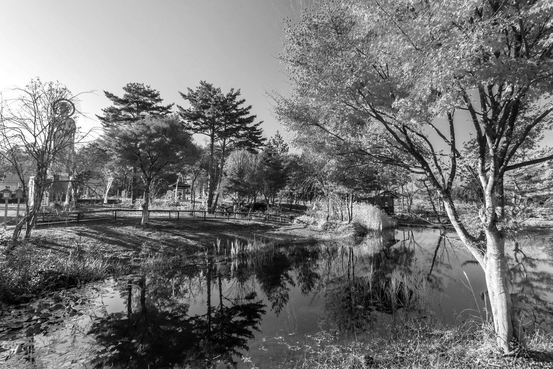 Noah Jigsaw Puzzle Akita, Japan: Symbol of Lake Tazawa in black white 2000 pieces