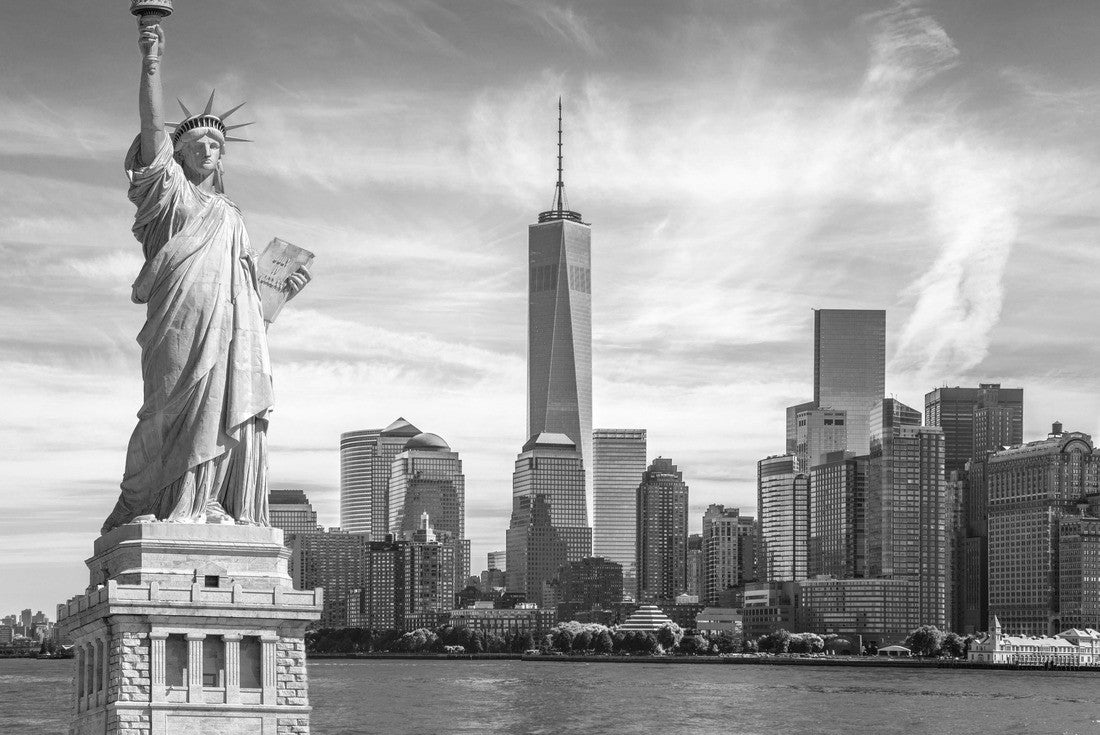 The Statue of Liberty with the World Trade Center in the background, the symbol of New York City 2000pc PuzzleBlack and White