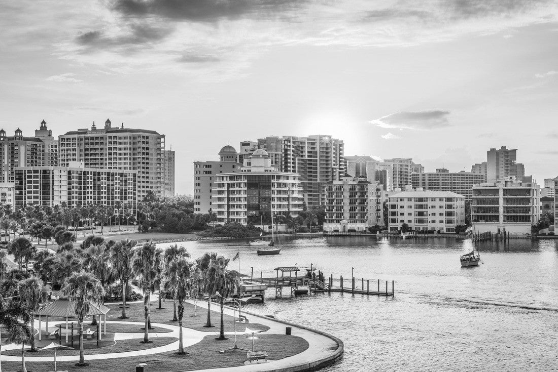 Sarasota, Florida, USA Skyline in the bay at sunrise 2000pc PuzzleBlack and White