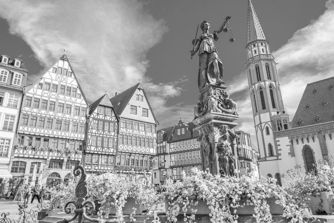 Frankfurt, Germany Old Town skyline 2000pc PuzzleBlack and White