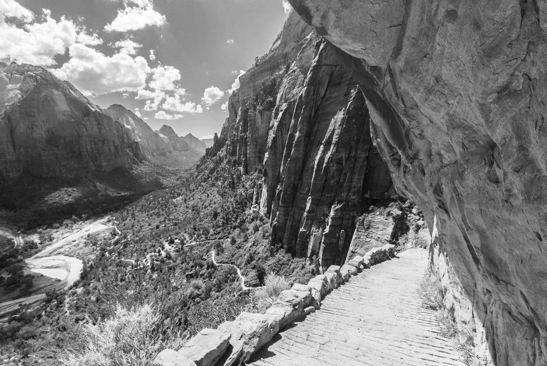 Beautiful scenery in Zion National Park in autumn, along the Angel's Landing trail 2000pc PuzzleBlack and White