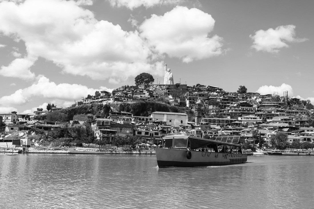 Noah Jigsaw Puzzle Boat in Lake of Patzcuaro Michoacán in black white 2000 pieces