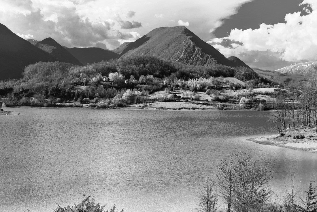 Noah Jigsaw Puzzle Beautiful autumn landscape with turquoise lake Lago di Castel San Vincenzo, Molise, Italy in black white 2000 pieces