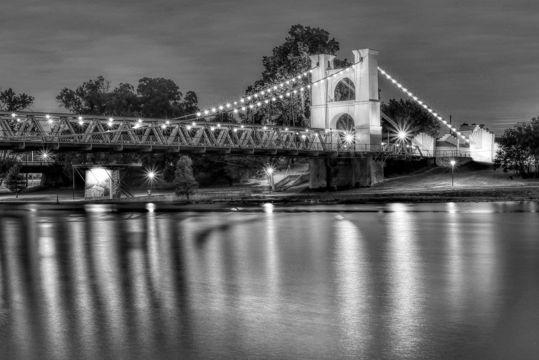 The historic Waco suspension bridge, built in 1870 and located in Indian spring park on the Brazos River 2000pc PuzzleBlack and White