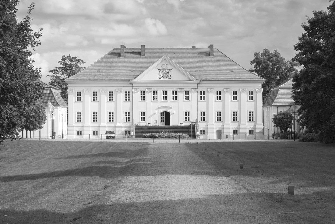 Hohenzieritz castle in Mecklenburg-Western Pomerania, Germany 2000pc PuzzleBlack and White