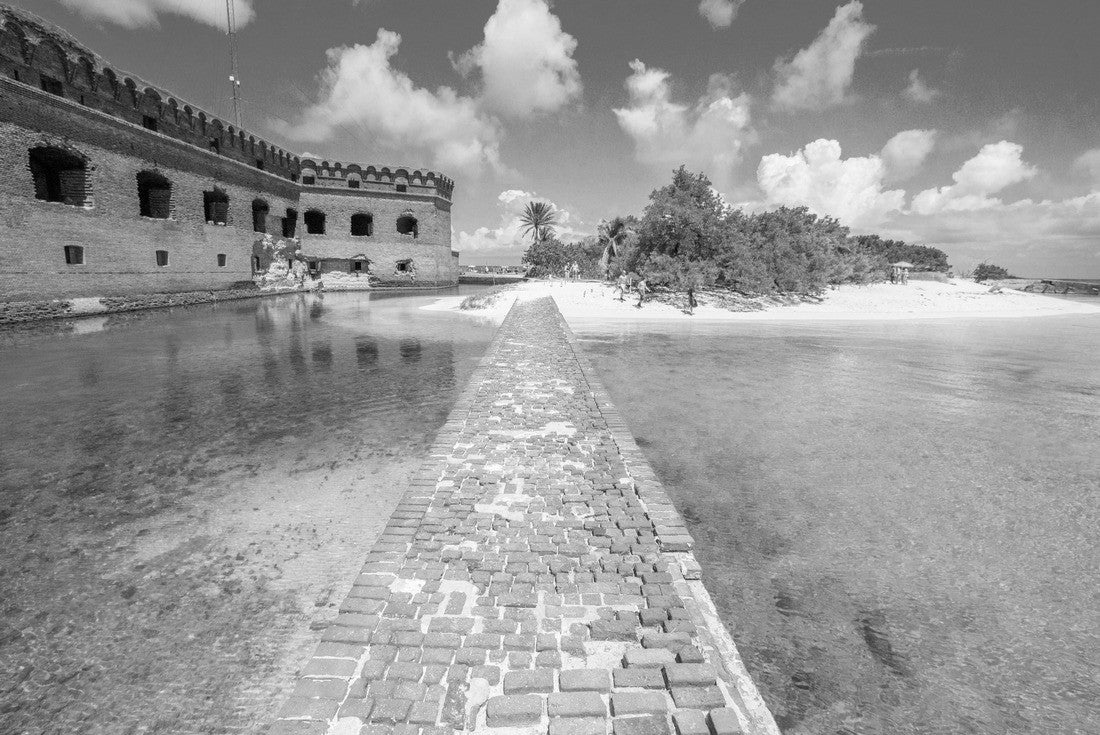 Moat at Dry Tortugas National Park. Fort Jefferson. Florida Keys 2000pc PuzzleBlack and White
