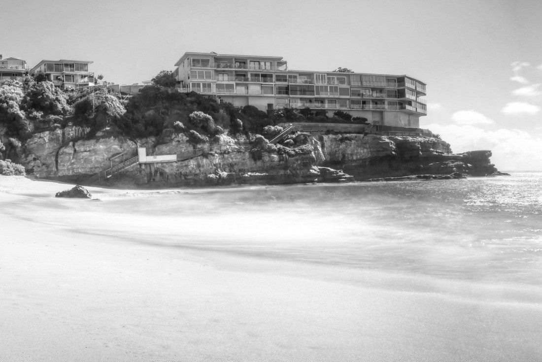 Blue sky over West Street Beach in Laguna Beach, California on a sunny day 2000pc PuzzleBlack and White