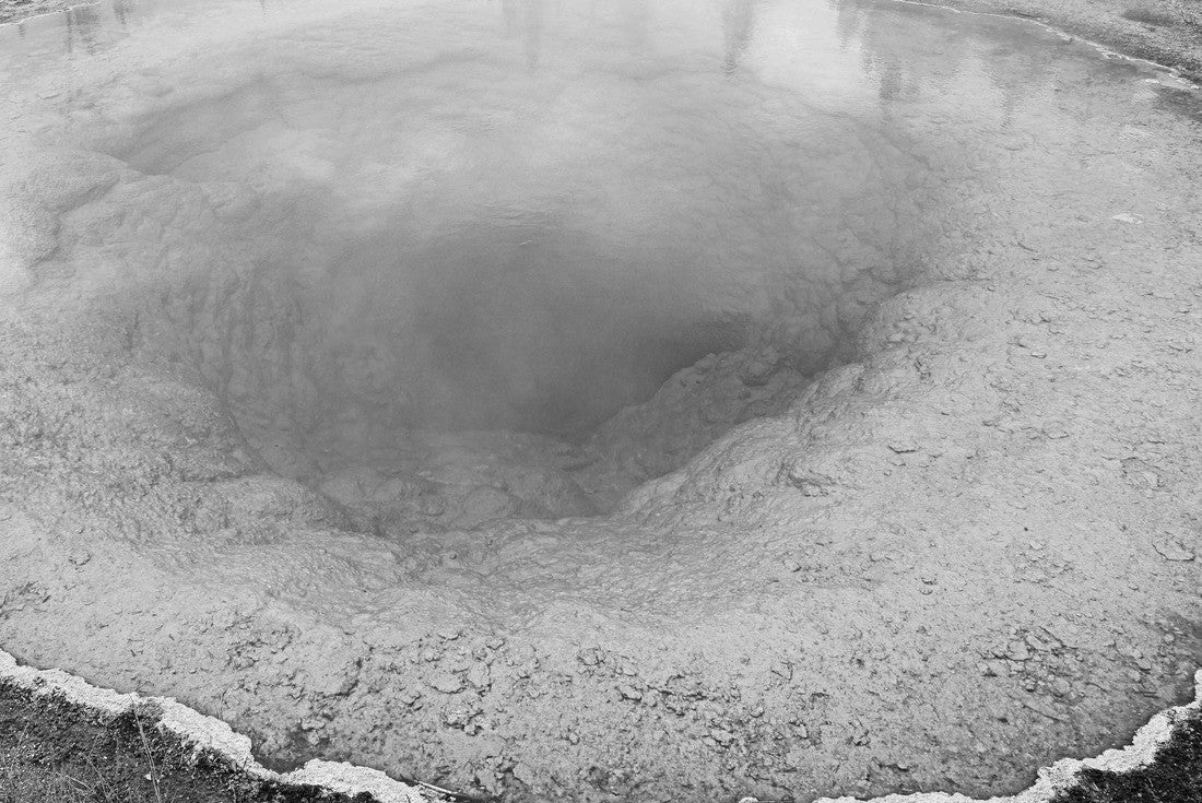 the Morning Glory pool inside Yellowstone National Park, Wyoming, USA 2000pc PuzzleBlack and White