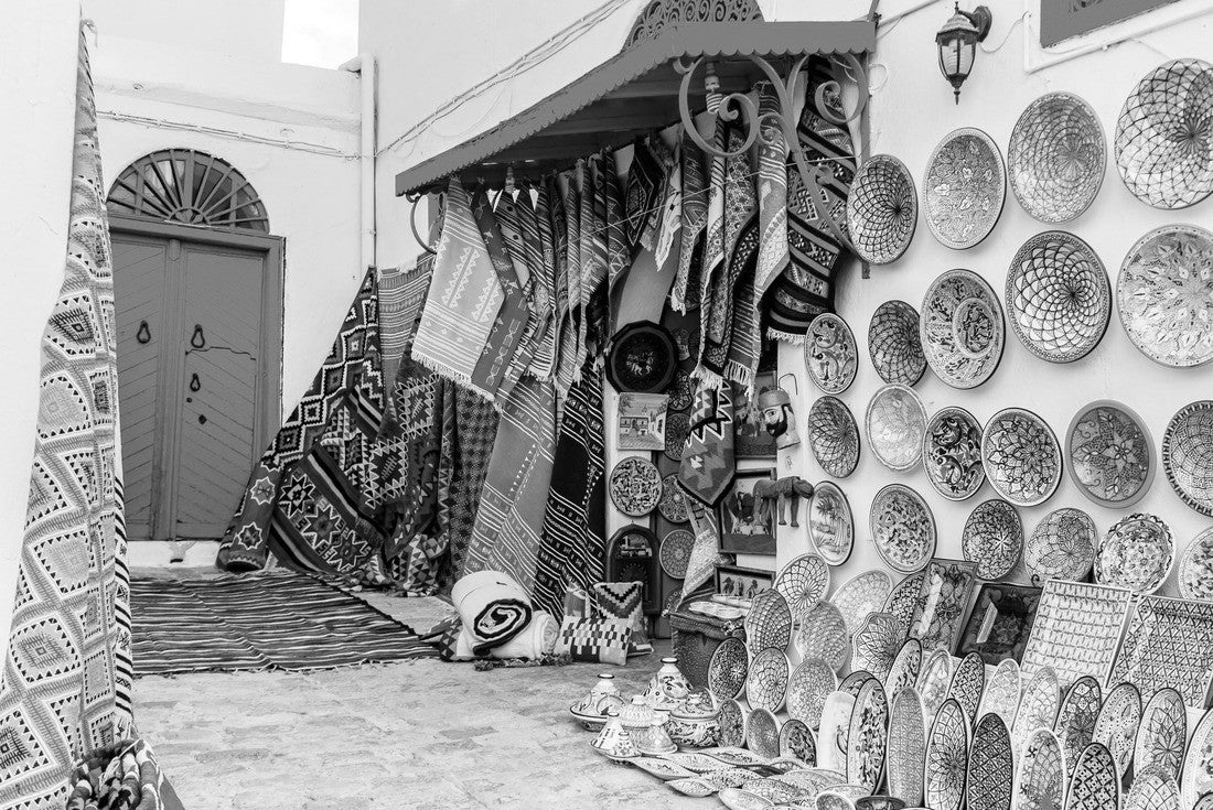Noah Jigsaw Puzzle Souvenirs and carpets at the Tunisian market, Sidi Bou Said, Tunisia in black white 2000 pieces