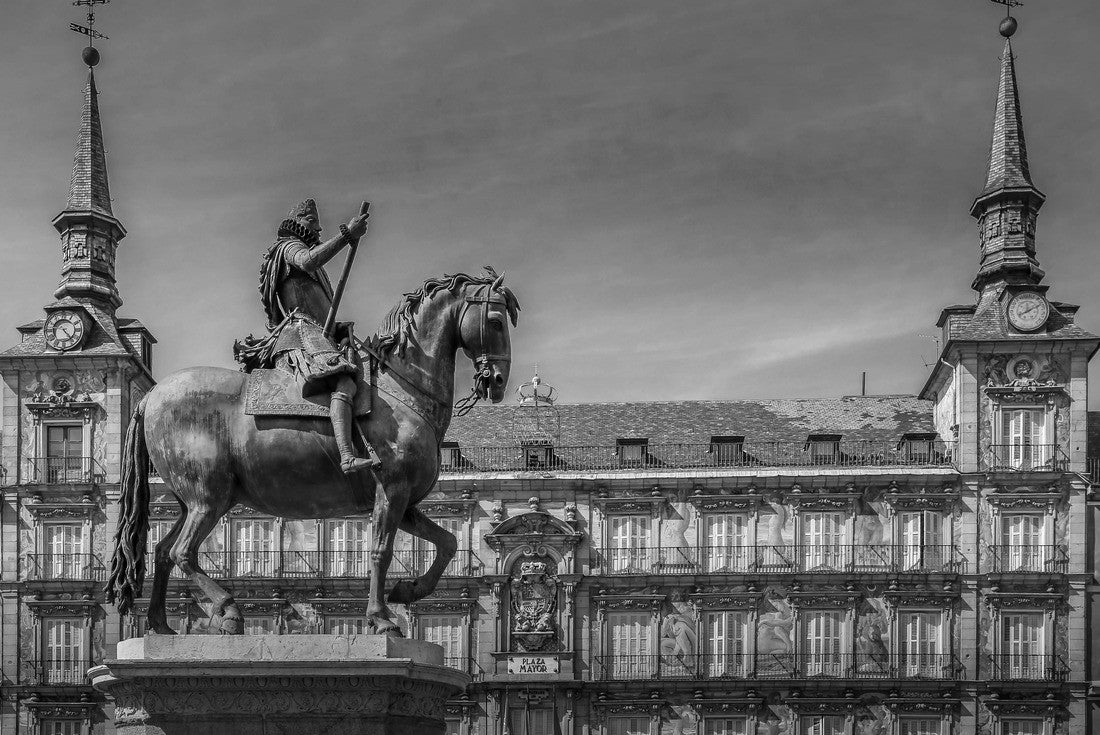the famous Plaza Mayor with statue, Madrid, Spain 2000pc PuzzleBlack and White