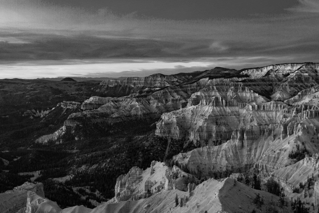 Incredible dramatic sunset over Cedar Breaks National Monument in Utah 2000pc PuzzleBlack and White