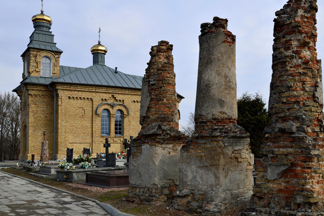 Orthodox cemetery chapel dedicated to St. Martyr Paul, built in 1901 in the town of Sokólka in Podlasie, Poland 2000pc Puzzle