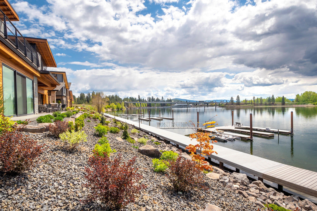 Million dollar waterfront homes along the Spokane River near lake Coeur d'Alene, in the mountain resort town of Coeur d'Alene, Idaho, USA 2000pc Puzzle