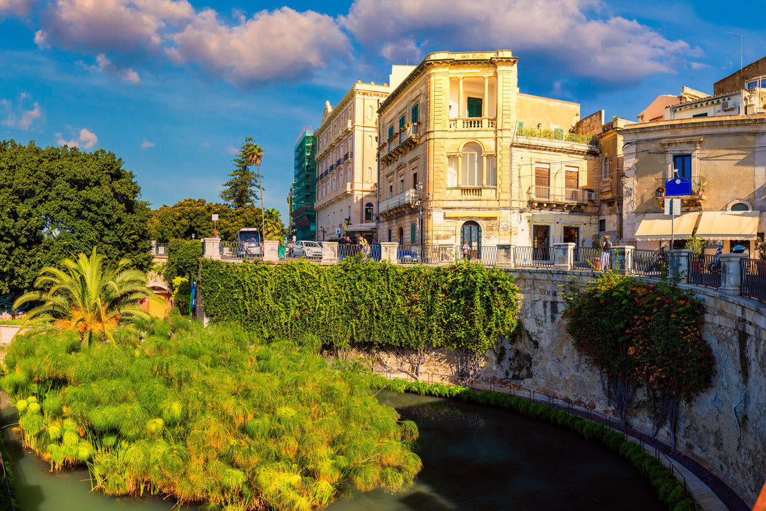 The Fountain of Arethusa and Siracusa (Syracuse) on a sunny summer day. Sicily, Italy 2000pc Puzzle