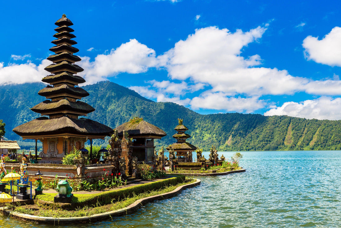 Noah Jigsaw Puzzle Panorama of Pura Ulun Danu Beratan Bedugul temple on a lake in Bali, Indonesia 2000 pieces