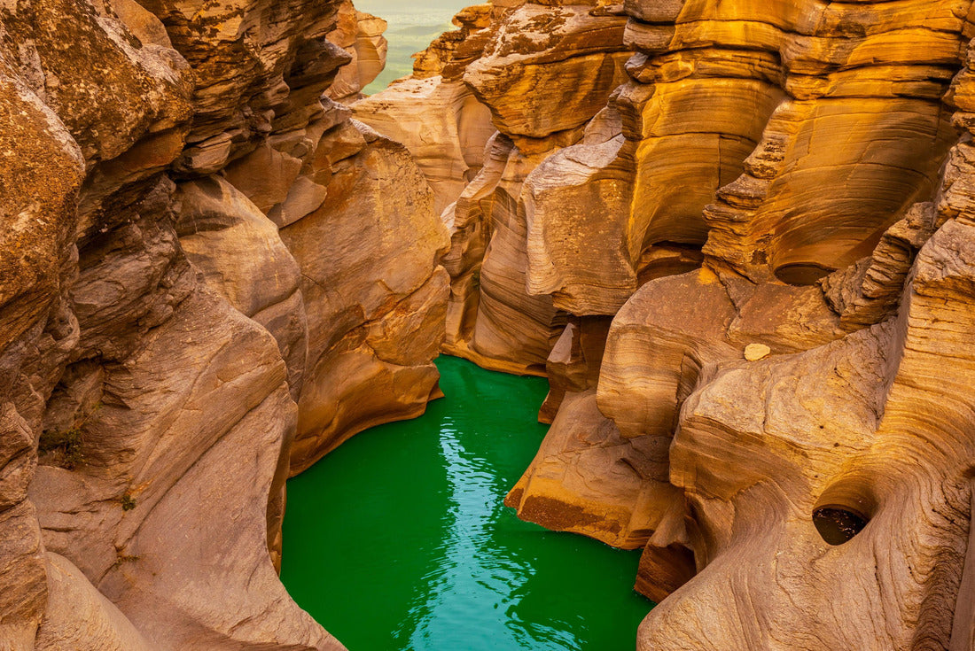 the river flowing through the valley of huge red rocks. Canyon view at sunset. extraordinary natural scenery. Nature landscape in the canyon. View of the stream flowing from the valley 2000pc Puzzle