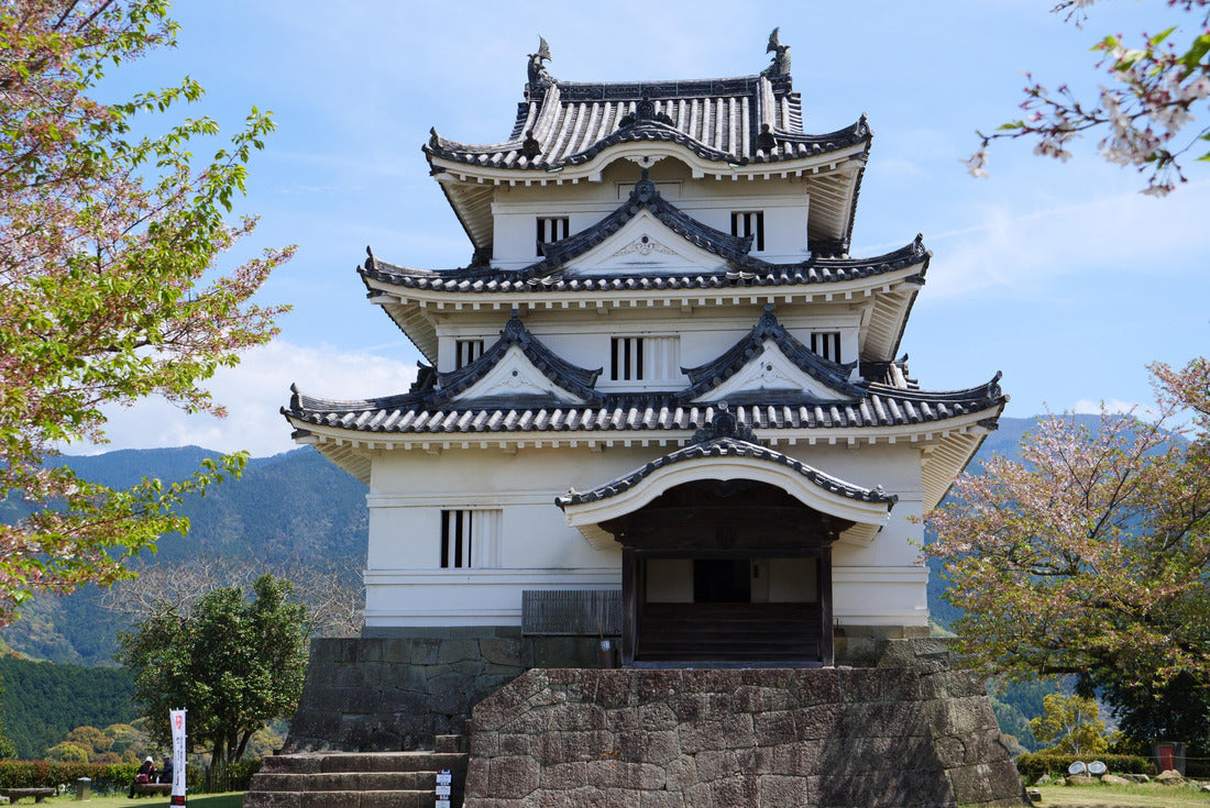 Beautiful Castle Uwajima over the stone wall 2000pc Puzzle