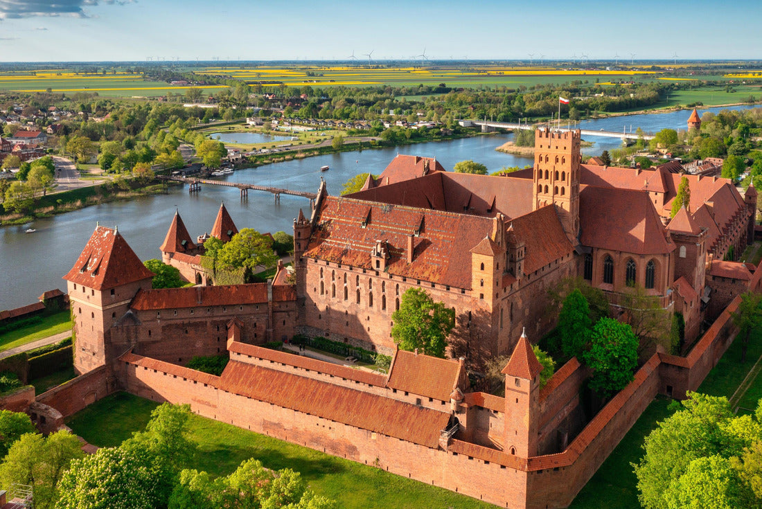 The Teutonic Order's castle in Malbork at the Nogat river. Poland 2000pc Puzzle
