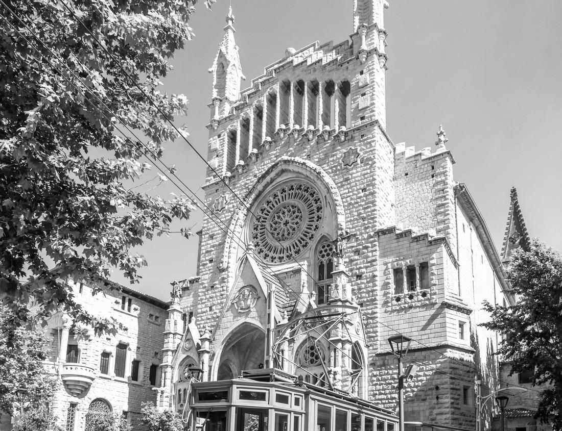 Noah Jigsaw Puzzle Beautiful Sunrise Light Sweeps Across Lake Willoughby in Vermont, USA. Small New England Tourist Destination Fog Over Mountains with Light Rays in black white 1000 pieces