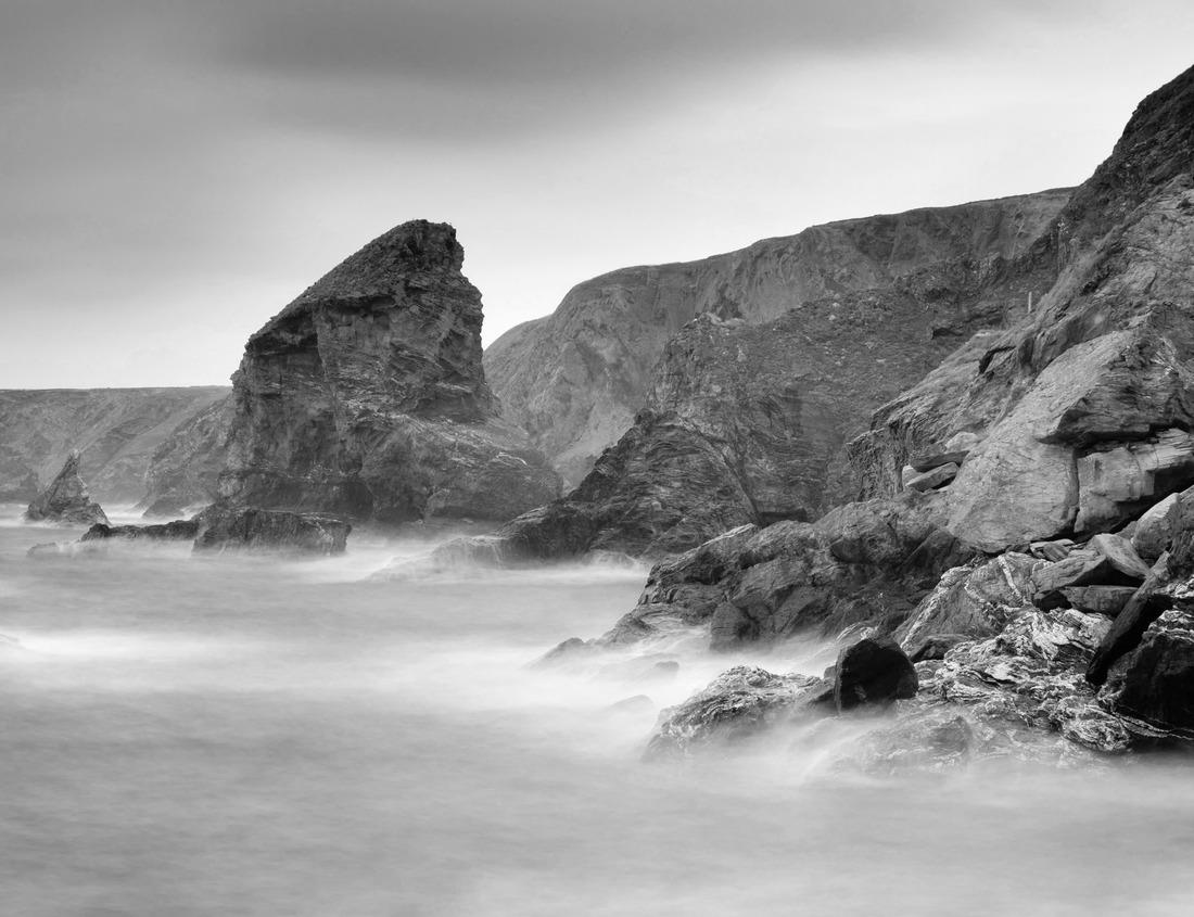 Noah Jigsaw Puzzle Balinese women carrying on religious offering - Penglipuran is a traditional oldest Bali village at Bangli Regency - Bali, Indonesia in black white 1000 pieces