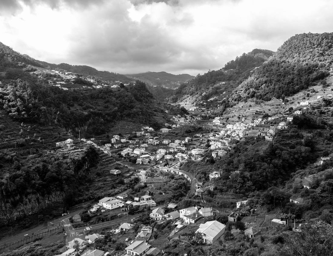 Noah Jigsaw Puzzle Night view of Charles Bridge in Prague, Czech Republic. The Charles Bridge is one of the most visited sights in Prague. Architecture and landmark of Prague in black white 1000 pieces