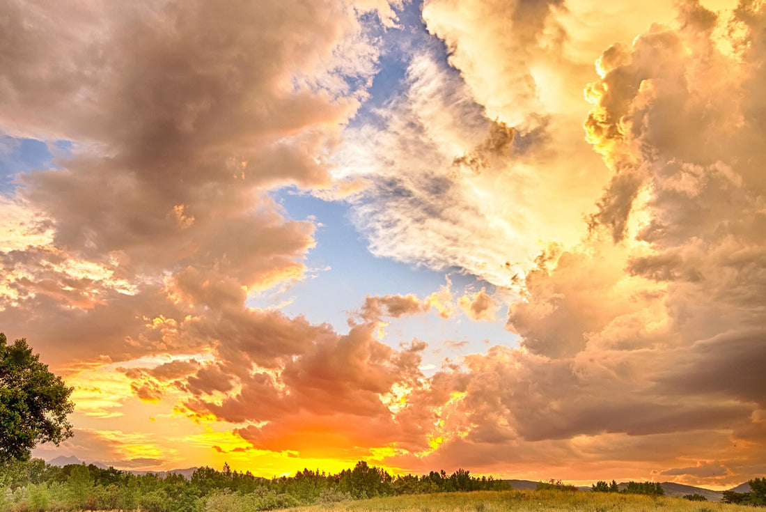 A beautiful epic sunset with blue sky behind colorful majestic clouds. A scenic landscape looking west to the Colorado Rocky Mountains in Boulder County where the sky meets the land 2000pc Puzzle