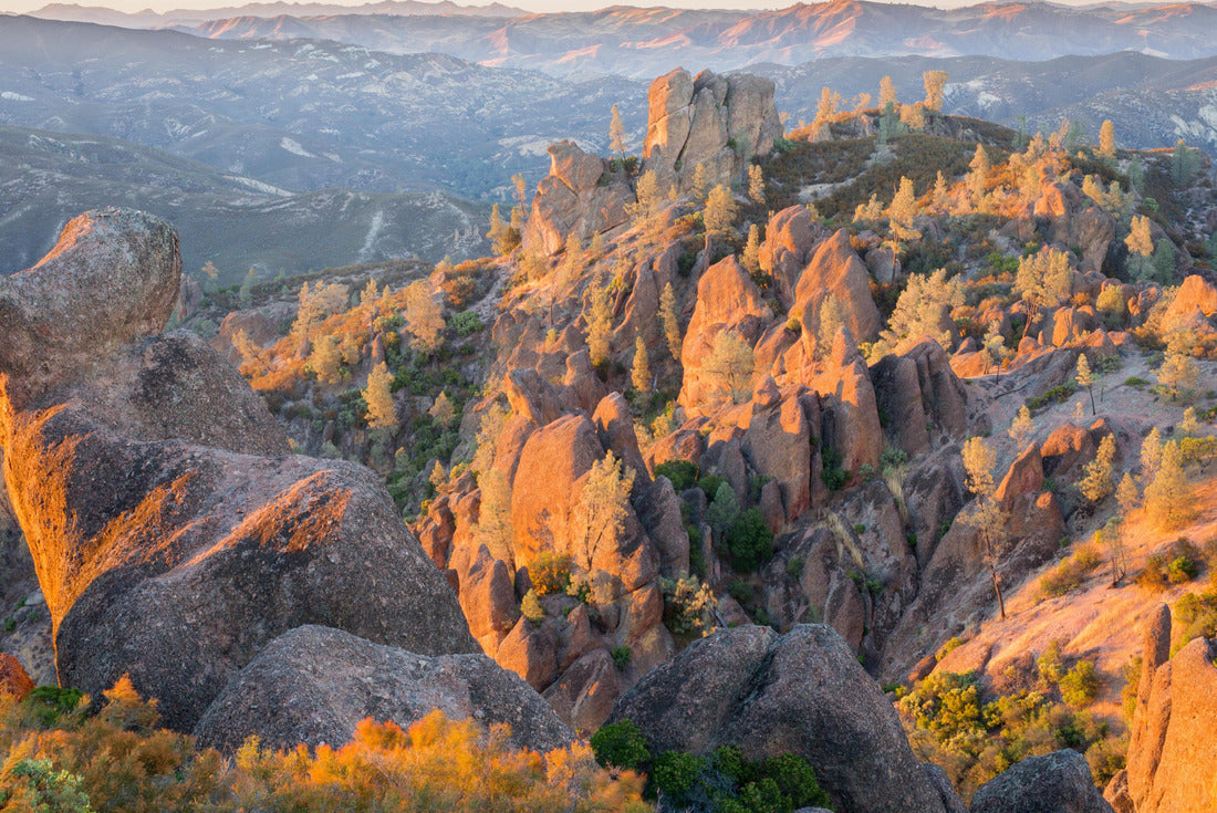 Last sunlight on the Pinnacles National Park. San Benito County, California, USA 2000pc Puzzle