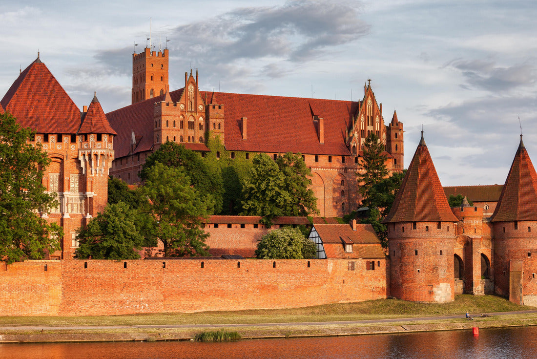 Poland, Malbork Castle on the Nogat River, stronghold and Grand Master's Palace, medieval knights 2000pc Puzzle