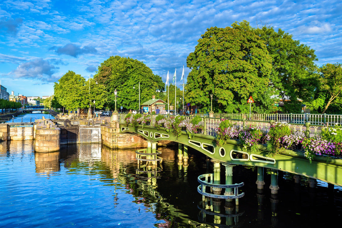 Canal in the historic center of Gothenburg, Sweden 2000pc Puzzle