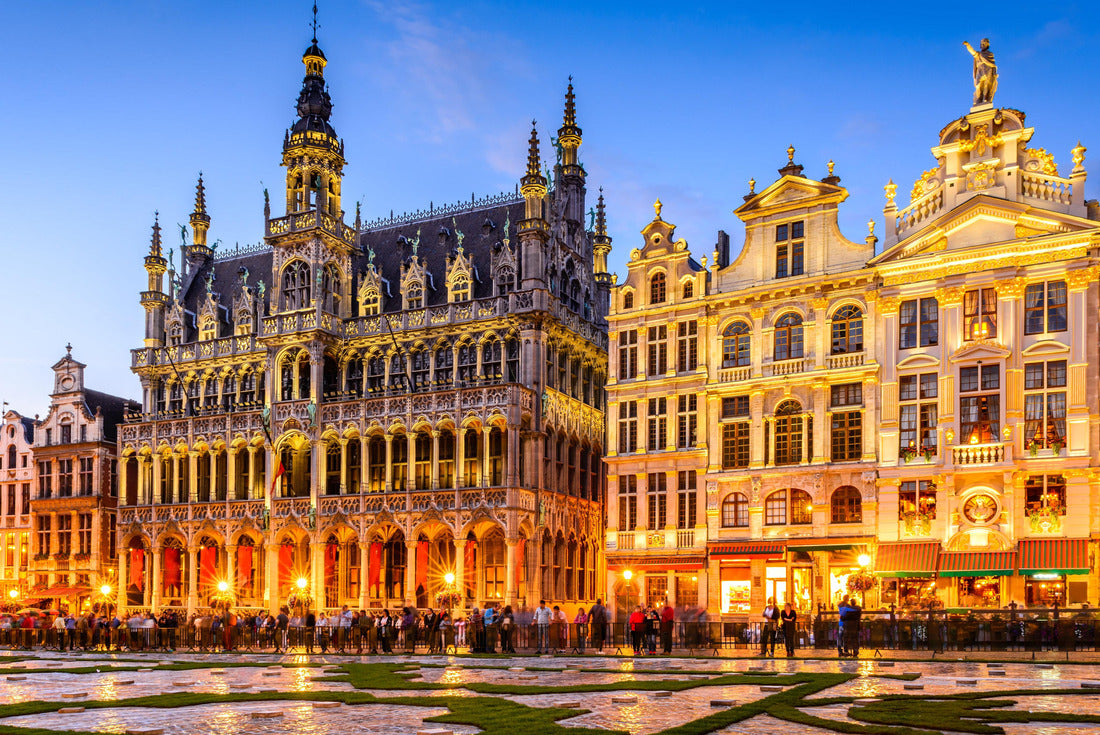 Noah Jigsaw Puzzle Brussels, Belgium. Big night scene of Grand Place and Maison du Roi, one of Europe's most beautiful historic squares and an unmissable sight of Brussels attractions 2000 pieces