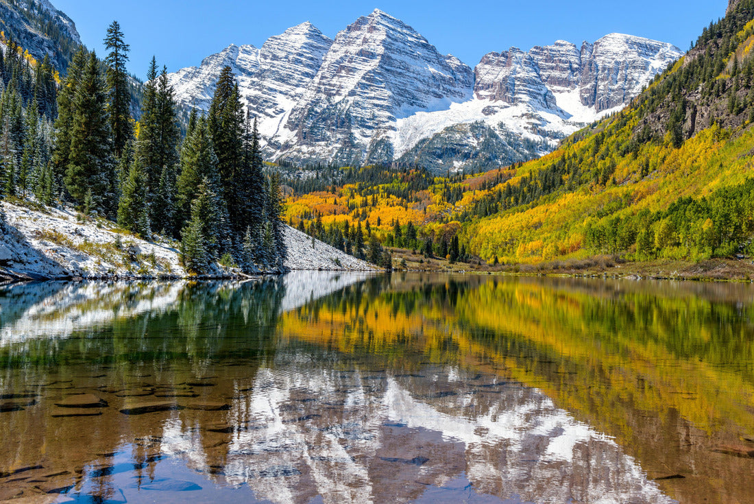 Maroon Bells and Maroon Lake - A wide-angle autumn midday view of the snow-capped Maroon Bells reflecting in the crystal-clear Maroon Lake, Aspen, Colorado, USA 2000pc Puzzle