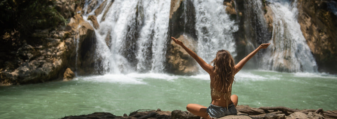 Noah Jigsaw Puzzle Young woman on beautiful waterfall in Chiapas, Mexico panorama 1000 pieces