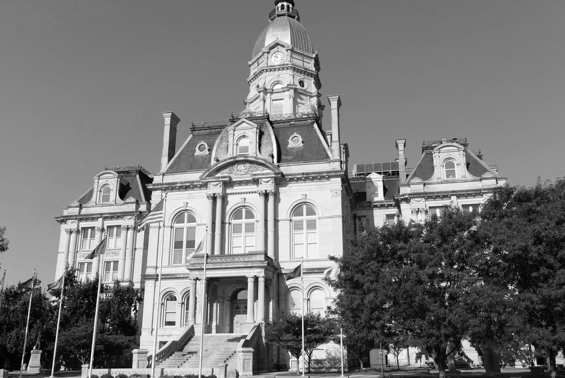 Noah Jigsaw Puzzle The Vigo county Court House, in the city of Terre Haute, Indiana, USA in black white 2000 pieces