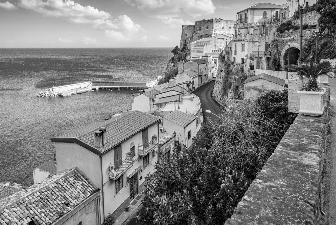 Beautiful view of Scilla city with Ruffo Castle on the background, administrative part of the metropolitan city of Reggio Calabria, Italy 2000pc PuzzleBlack and White