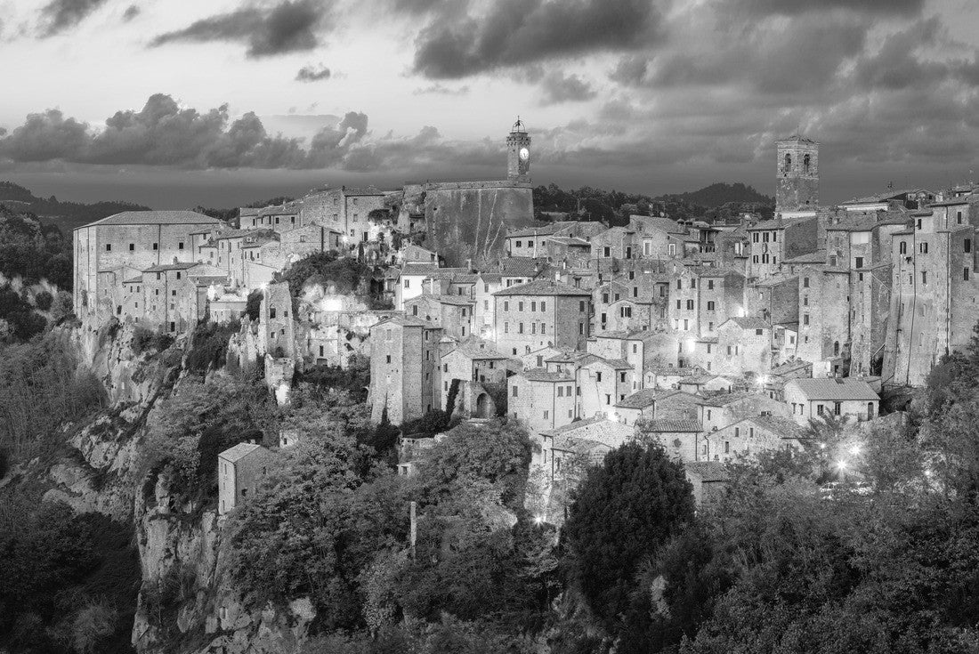 Sorano at sunset in the evening with old traditional buildings and lighting. Old town in the province of Grosseto, Tuscany (Tuscany), Italy 2000pc PuzzleBlack and White