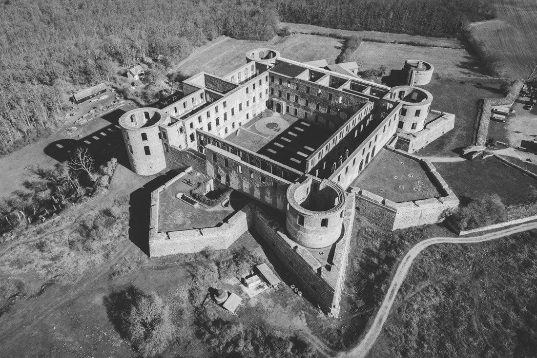 Noah Jigsaw Puzzle Borgholm Castle (Slott) as seen in Öland, Sweden in black white 2000 pieces
