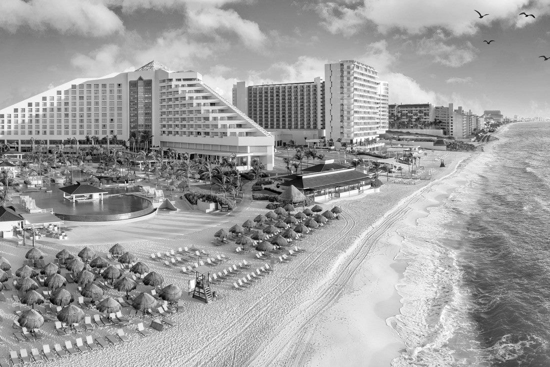 Noah Jigsaw Puzzle Cancun Beach with resorts near the blue ocean in black white 2000 pieces