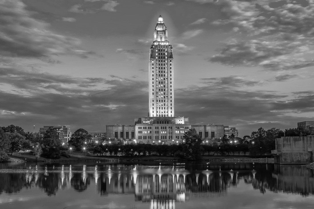 A nice warm spring evening in Baton Rouge at the Louisiana State Capitol 2000pc PuzzleBlack and White