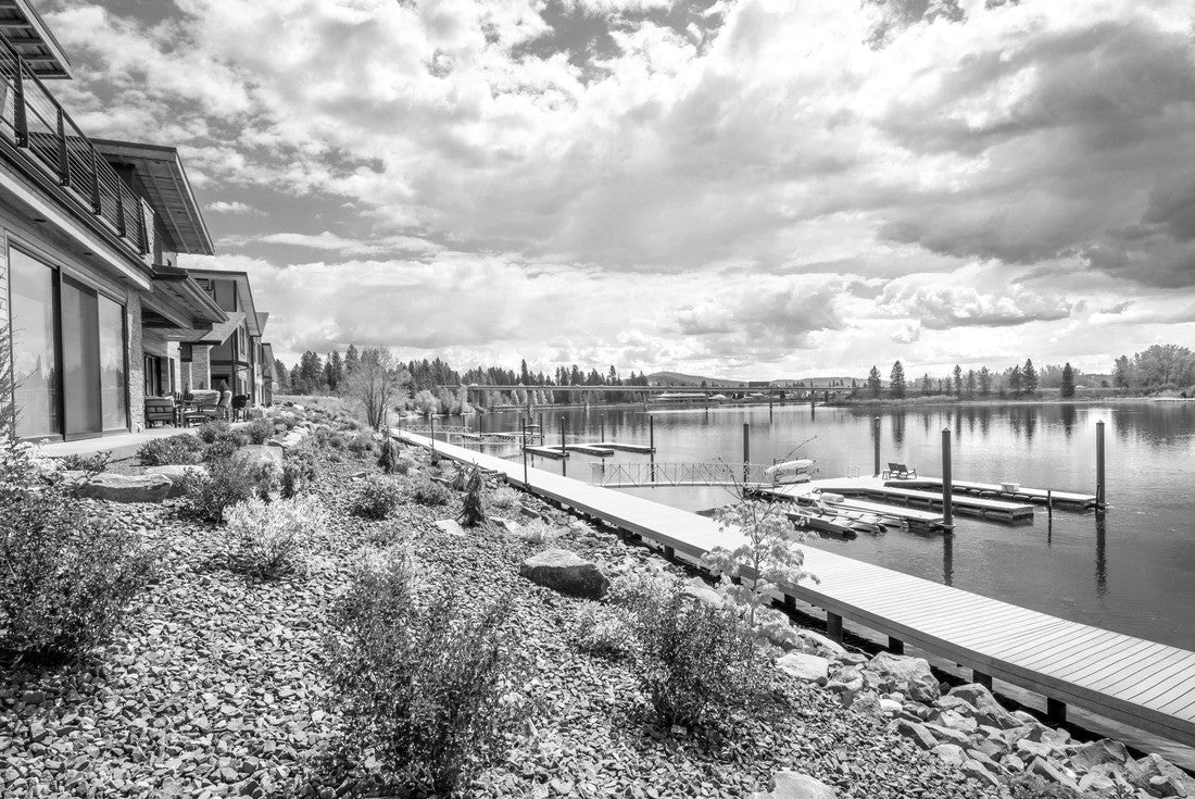 Noah Jigsaw Puzzle Million dollar waterfront homes along the Spokane River near lake Coeur d'Alene, in the mountain resort town of Coeur d'Alene, Idaho, USA in black white 2000 pieces