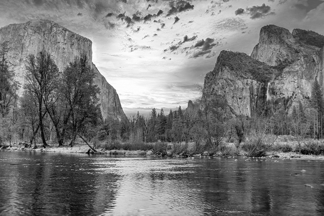 Noah Jigsaw Puzzle Scenic panoramic view of famous Yosemite Valley with El Capitan rock climbing summit and idyllic Merced river on a beautiful day with blue sky in summer, Yosemite National Park, California, USA in black white 2000 pieces