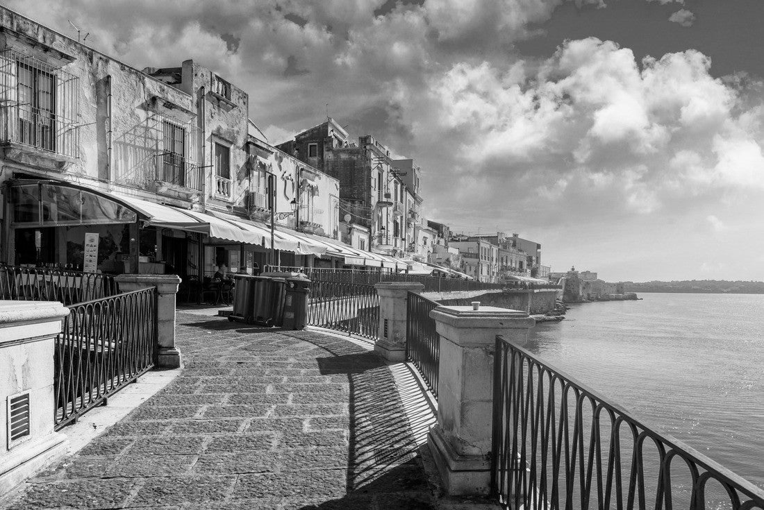 Siracusa, Ortigia Island, Sicily, Italy. Isola di Ortigia, Ortigia coast, island in the city of Syracuse, Sicily, Italy. The coastal city of Syracuse, Sicily and the old island of Ortigia 2000pc PuzzleBlack and White