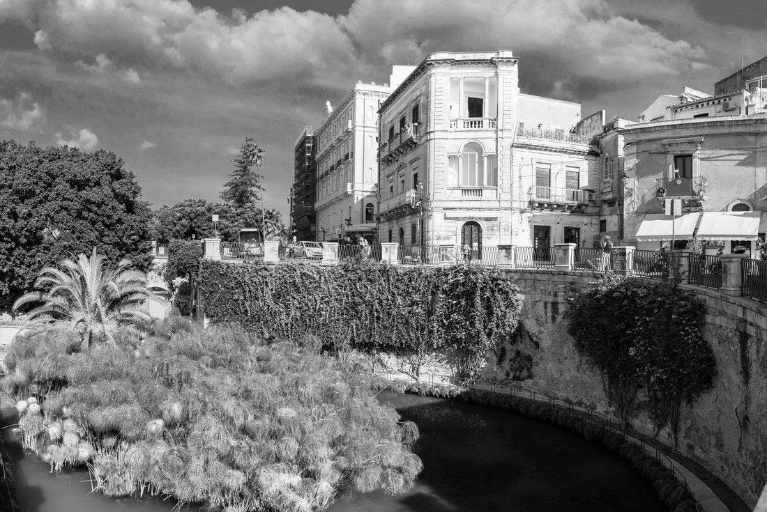 The Fountain of Arethusa and Siracusa (Syracuse) on a sunny summer day. Sicily, Italy 2000pc PuzzleBlack and White