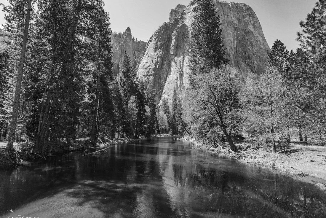 Noah Jigsaw Puzzle View of the mountain landscape and the river between the mountains in Yosemite National Park in black white 2000 pieces