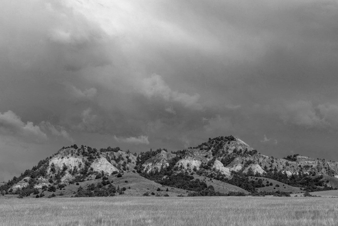 Colorful buttes in Powder River County, Montana, USA 2000pc PuzzleBlack and White