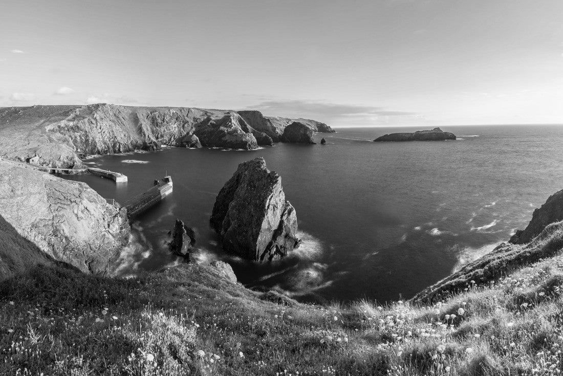 Mullion Cove at sunset in Cornwall, United Kingdom 2000pc PuzzleBlack and White