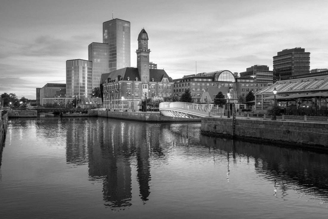 Malmo skyline and Hamnkanalen canal at sunset - Malmo, Sweden 2000pc PuzzleBlack and White