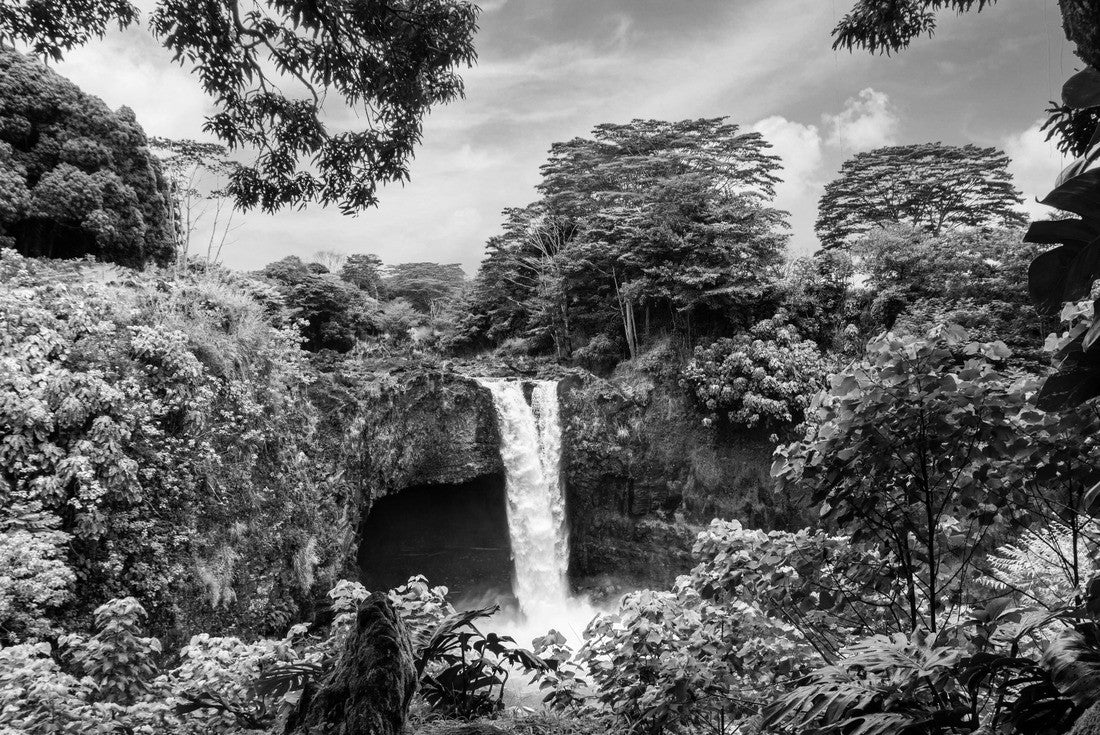 Rainbow falls in Hilo Hawaii 2000pc PuzzleBlack and White