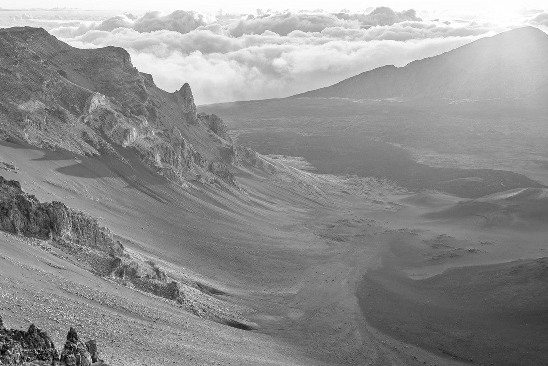 Noah Jigsaw Puzzle Viewing a breathtaking morning sunrise over a dormant volcano at Haleakala National Park in Haleakala, Maui, Hawaii in black white 2000 pieces